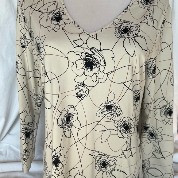 Apostrophe Stretch Floral Quarter Sleeve large top - Picture 7 of 7
